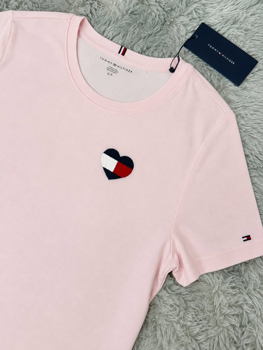 Playera Tommy Hilfiger Mujer corazon bordado Talla S