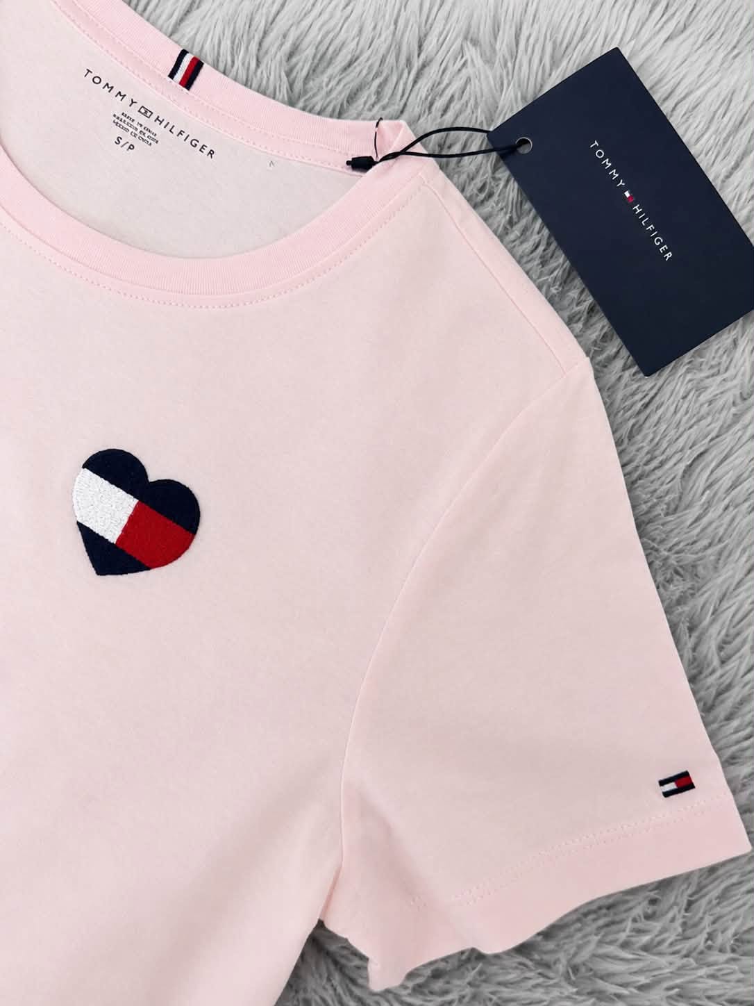 Playera Tommy Hilfiger Mujer corazon bordado Talla S