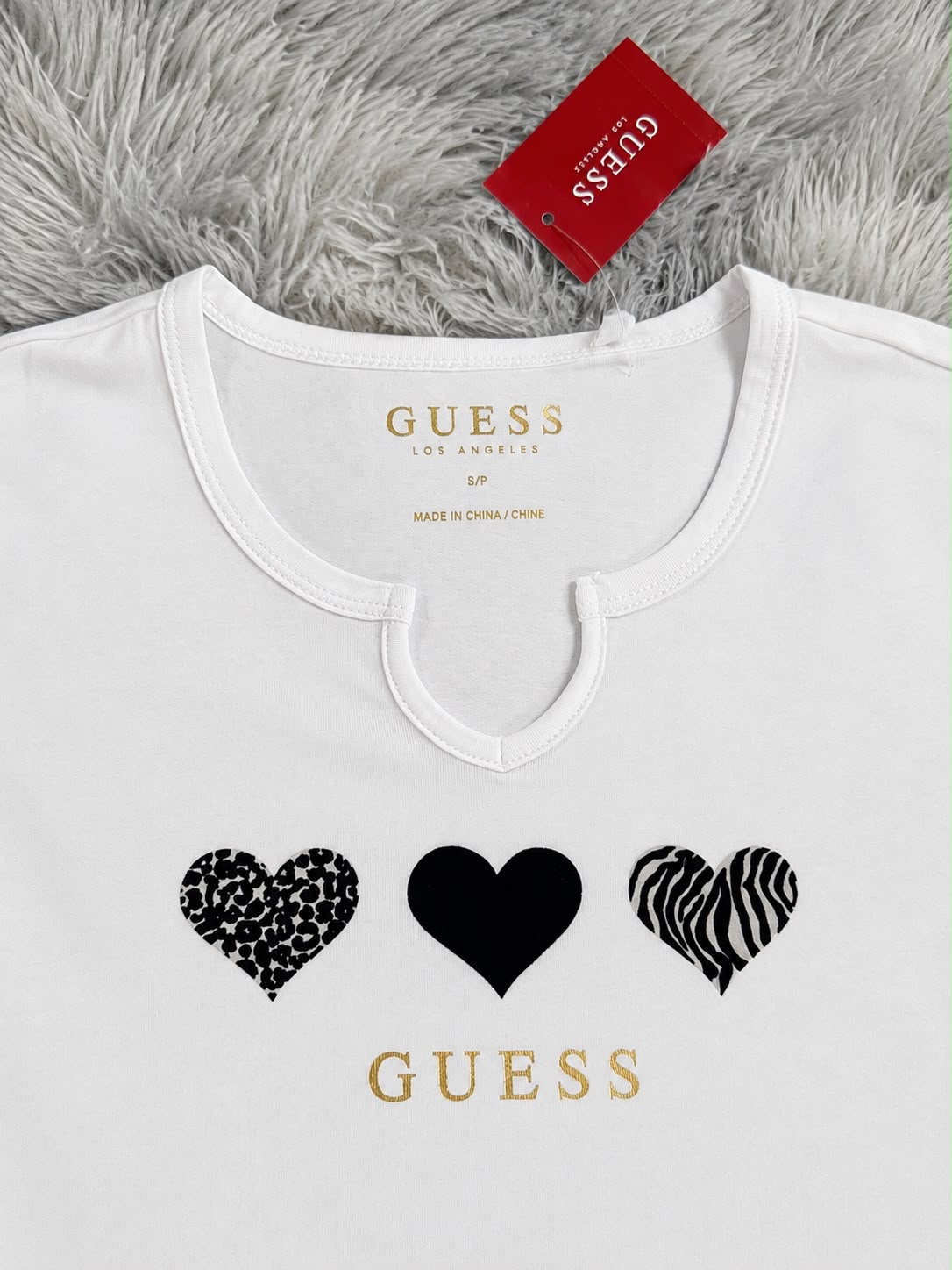 Playera Guess Mujer Color Blanco con Corazones Talla S